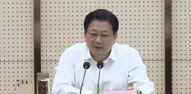 市委书记连发七问：为什么企业和群众找政府办事这么难？