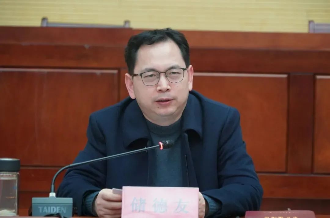 履新干部“第一课”上，旌德县委书记储德友要求：新手要尽快上手，抓紧一切可用的时间，削尖了头钻进去快速完成角色转换